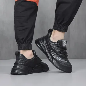 Primo piano di sneaker chunky in pelle nera premium da uomo con design trapuntato