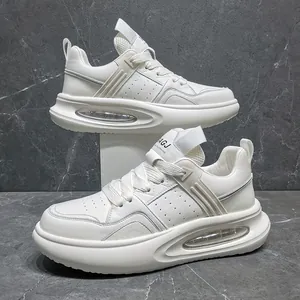 Detailopname van witte herenplateausneakers van rundleer met luchtkussen en dikke zool