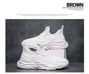 Dettaglio laterale di sneaker bianche traspiranti in maglia mesh con suola spessa per uomo