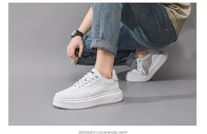 Gedetailleerd zijaanzicht van witte leren herensneakers met plateauzool in een setting