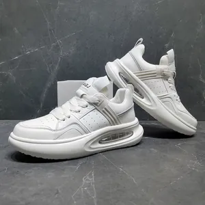 Zijdetail van witte lederen heren sneakers met plateauzool en luchtkussen demping