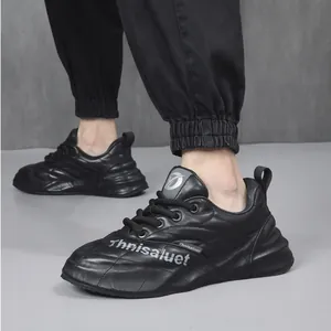 Dettaglio di sneaker chunky in pelle nera da uomo con elegante marchio bianco
