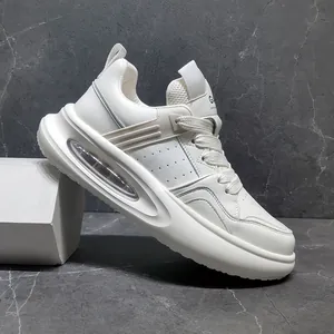 Zijaanzicht detail van witte herenleren sneakers met luchtkussen en een dikke zool