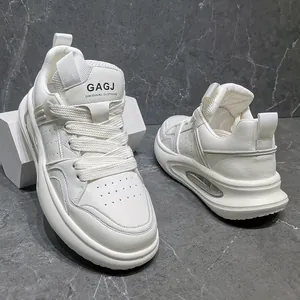 Gedetailleerde weergave van witte lederen platform sneakers voor heren met luchtkussenzool