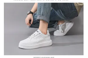 Detail van witte echt lederen herensneakers met dikke zool gedragen door model