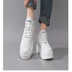 Detailopname van witte platform sneakers voor heren met leertextuur en een dikke zool