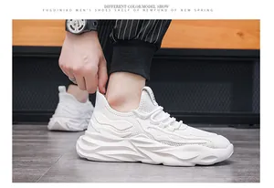 Vista dettagliata delle sneakers bianche in mesh traspirante con suola ondulata per uomo