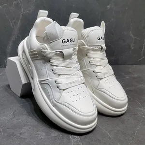 Gedetailleerd zijaanzicht van witte leren heren sneakers met luchtkussen en dikke zolen