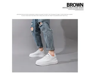 Gedetailleerd zijaanzicht van witte leren platform sneakers gedragen met spijkerbroek
