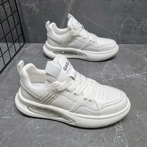 Gedetailleerd zijaanzicht van witte leren herensneakers met dikke luchtkussenzolen