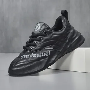 Vista dettagliata di sneaker da uomo in pelle trapuntata nera con suola spessa
