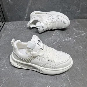 Detailopname van de witte leerstructuur en de dikke luchtkussen zool van deze modieuze sneakers