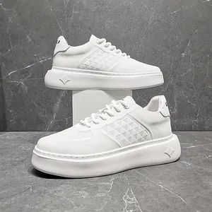 Detailweergave van witte leren herensneakers met plateauzool en getextureerde zijkanten