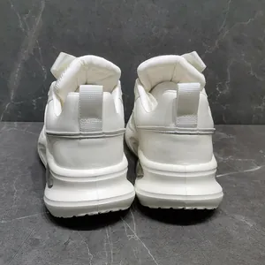 Gedetailleerd achteraanzicht van witte leren herensneakers met dikke zolen en luchtkussen