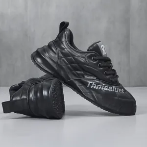 Primo piano dettagliato di sneaker da uomo in vera pelle nera con finitura trapuntata
