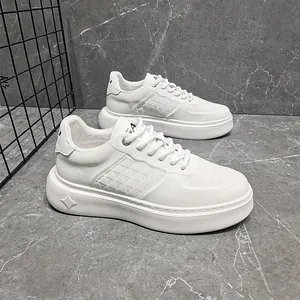 Detailweergave van witte lederen herensneakers met plateauzool en driehoekige patronen
