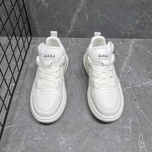 Gedetailleerd bovenaanzicht van witte leren herensneakers met plateau op grijs marmer