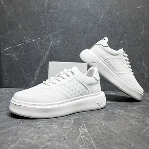 Gedetailleerd zijaanzicht van witte lederen heren platform sneakers met een schuimzool