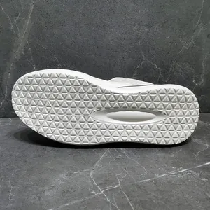 Detail van de witte sneakerzool met antislip driehoekig loopvlakpatroon