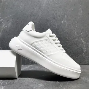 Zijaanzicht van witte leren herensneakers met plateauzool en gewatteerd patroon