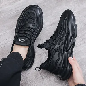 Sneaker chunky nere da uomo con tomaia in mesh traspirante e suola spessa ondulata.