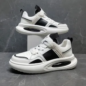 Zijaanzicht van heren sneakers van leer met platformzool, luchtkussen en zwart-wit ontwerp