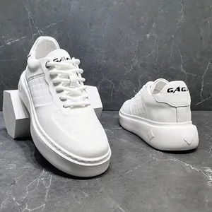 Gedetailleerde weergave van witte leren herensneakers met dikke gevoerde zolen.