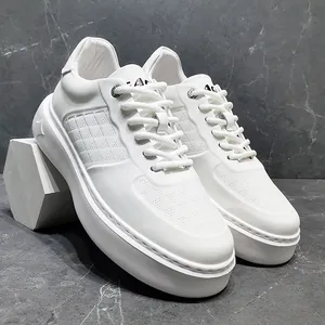 Gedetailleerde weergave van witte leren plateau sneakers met reliëf van geometrische patronen