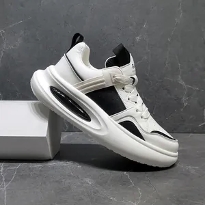 Zijaanzicht van luxe wit-zwarte leren chunky sneakers met luchtkussen zoolontwerp details