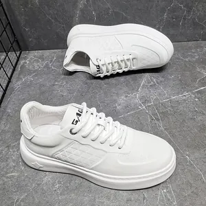 Witte leren herensneakers met dikke zolen en geometrische reliëfpatronen