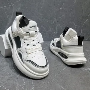 Detailweergave van de leren chunky sneakers voor heren met luchtkussen en dikke zool
