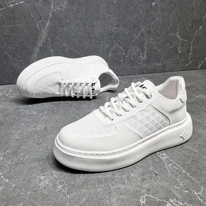 Gedetailleerd overzicht van witte leren sneakers met dikke zool en getextureerde mesh-patronen
