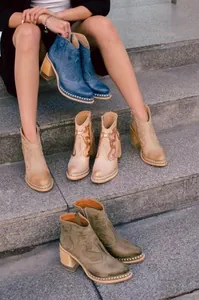 Bottines western élégantes avec broderies, rivets et talons blocs en acrylique.
