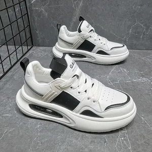 Detailweergave van witte lederen platform sneakers met een stijlvol zwart zijpaneel.