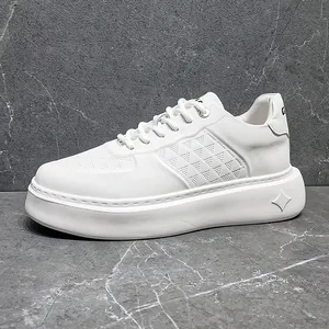 Zijaanzicht detail van witte lederen chunky sneakers voor heren op een grijze achtergrond