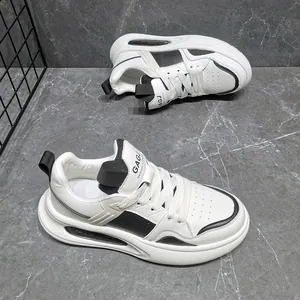 Close-up van witte leren chunky sneakers voor heren met zwarte accenten en een luchtkussenzool