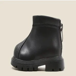 Detailopname zwarte Martin boots voor peuters met rits en een grove antislipzool