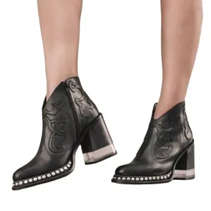 Bottines brodées noires élégantes avec bordure cloutée et talon épais en acrylique clair