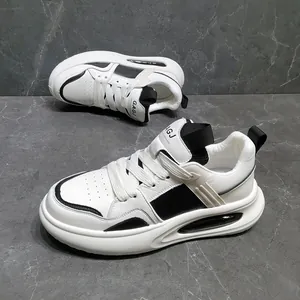 Detailopname van witte leren chunky herensneakers met een comfortabele luchtkussen zool