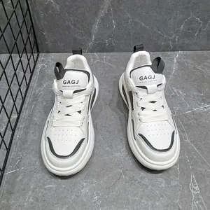 Bovenaanzicht van stijlvolle witte leren dad-sneakers met dikke zolen en GAGJ-logo