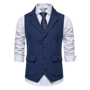Dettaglio di un gilet da uomo in tweed a spina di pesce con revers e vestibilità slim