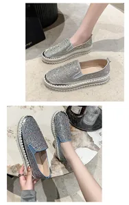 Vista dettagliata di sneaker slip-on con strass scintillanti e suola platform