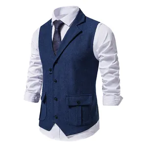 Dettaglio del gilet in tweed spina di pesce blu con revers e tasche su camicia bianca