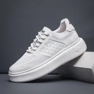 Stijlvolle witte heren sneakers van leer met dikke platformzool voor casual gebruik