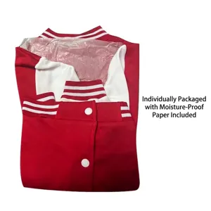 Détail de la veste teddy rouge montrant le papier d'emballage résistant à l'humidité