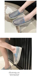 Vista dettagliata di scarpe slip-on con zeppa e strass scintillanti per donna
