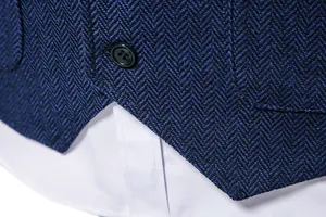 Dettaglio della trama del gilet da uomo in tweed blu a spina di pesce con bottone