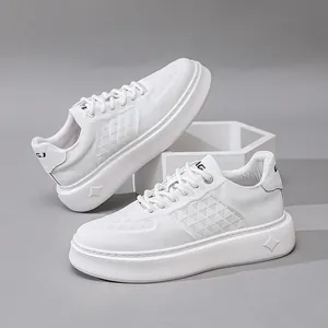 Witte leren herensneakers met dikke platformzool en een geometrische reliëftextuur