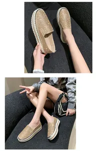 Dettagli dei mocassini scintillanti con strass e suola platform con vista lifestyle.