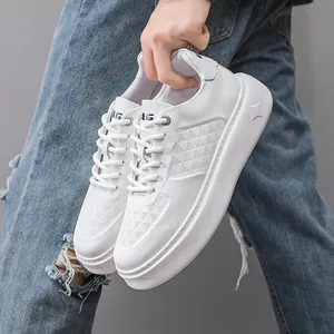 Luxe witte herensneakers van echt leer met dikke platformzool van schuim